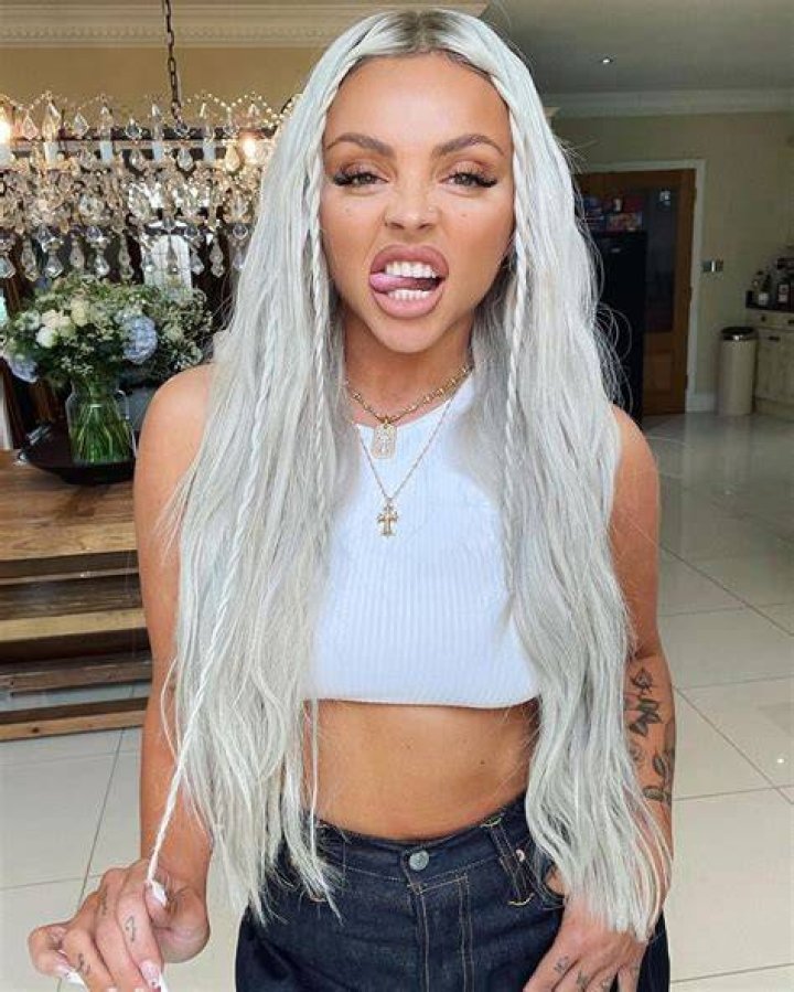 2022 Jesy Nelson am&uuml;sierte sich, als der Star auf einem winzigen