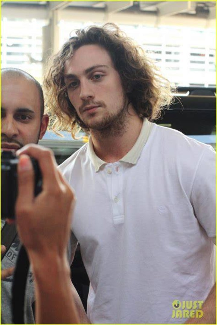 Aaron TaylorJohnson Airport with Sam, Wylda, & Romy! Photo 2714899