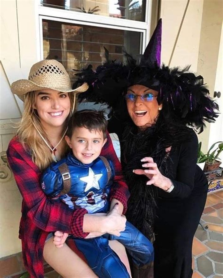 Ali, Linda and grandson/eo Barry gibb, Celebrity entertainment, Bee gees