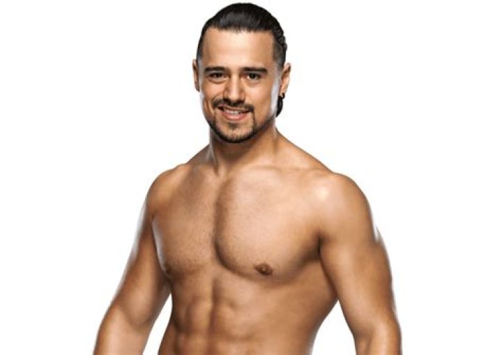 Angel Garza Jr le quita la mascara a Silver King Jr. YouTube