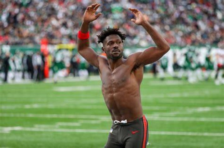 Antonio Brown celebrates Buccaneers getting knocked out of playoffs
