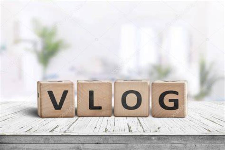 Cartel Vlog en un escritorio en una luminosa sala de estar a mitad del