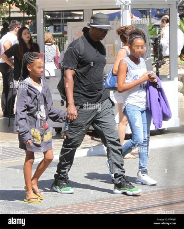 Damon Wayans takes his two daughters Cara and Kyla shopping at The