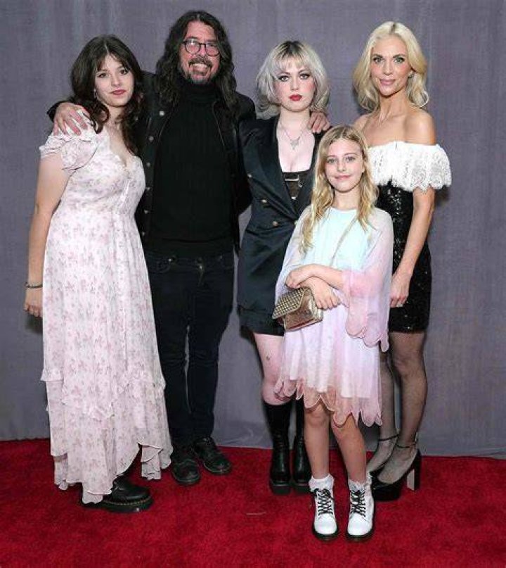 Dave Grohl’s Family See Pictures Of Him & His Daughters Hollywood Life