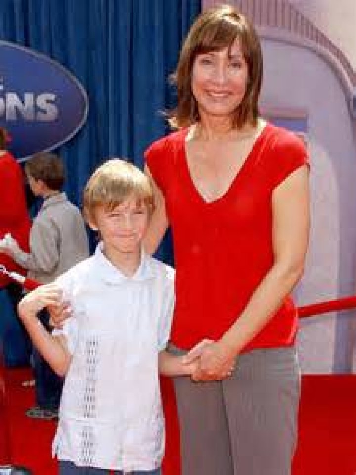 Donovan Roth Who is Laurie Metcalf's son? Dicy Trends