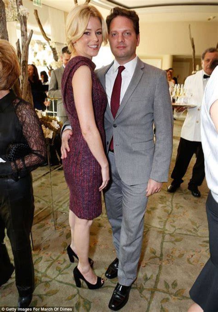 Elizabeth Banks satisfies her cravings on trip to Farmers Market with