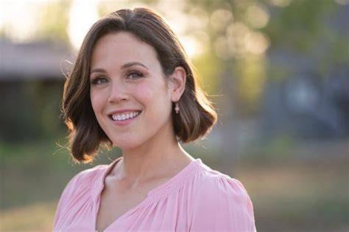 Erin Krakow Measurements, Net Worth, Bio, Age, Height and Family