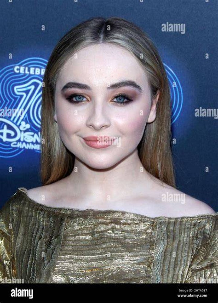 Exestrela da Disney, Sabrina Carpenter posa de biqu&iacute;ni e cropped do Brasil