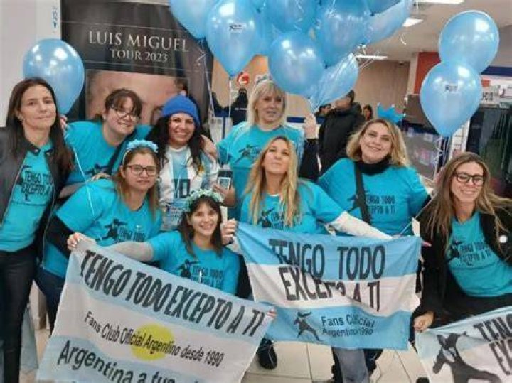 Fans of Luis Miguel believe that the one who goes on stage is a double