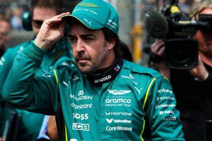 Fernando Alonso gets to grips with his stunning girlfriend on summer