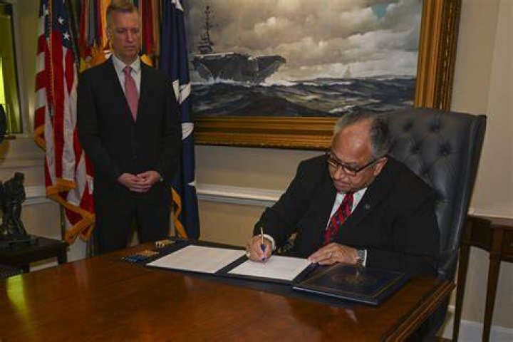 FileUS Navy 041224M8096K064 Secretary of Defense (SECDEF), Donald