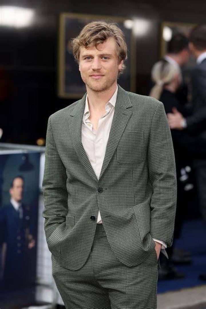 How did Johnny Flynn get face scars? ABTC