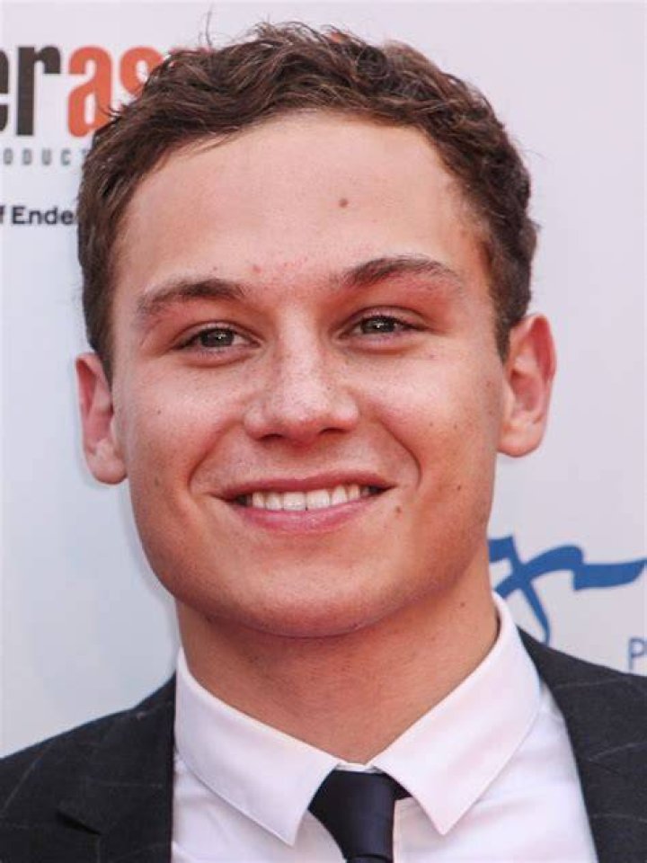 Is Actor Finn Cole Gay Or Straight? Dating Timeline