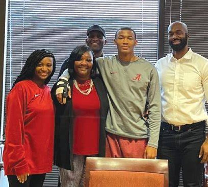 Is DeVonta Smith Dating Mariah Abraham? His Girlfriend, Parents, Family
