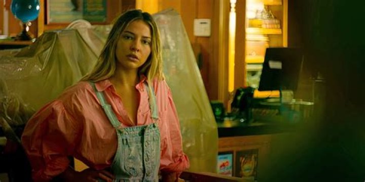 Is Sarah Cameron Pregnant In Outer Banks Season 4? Sarah's Relation