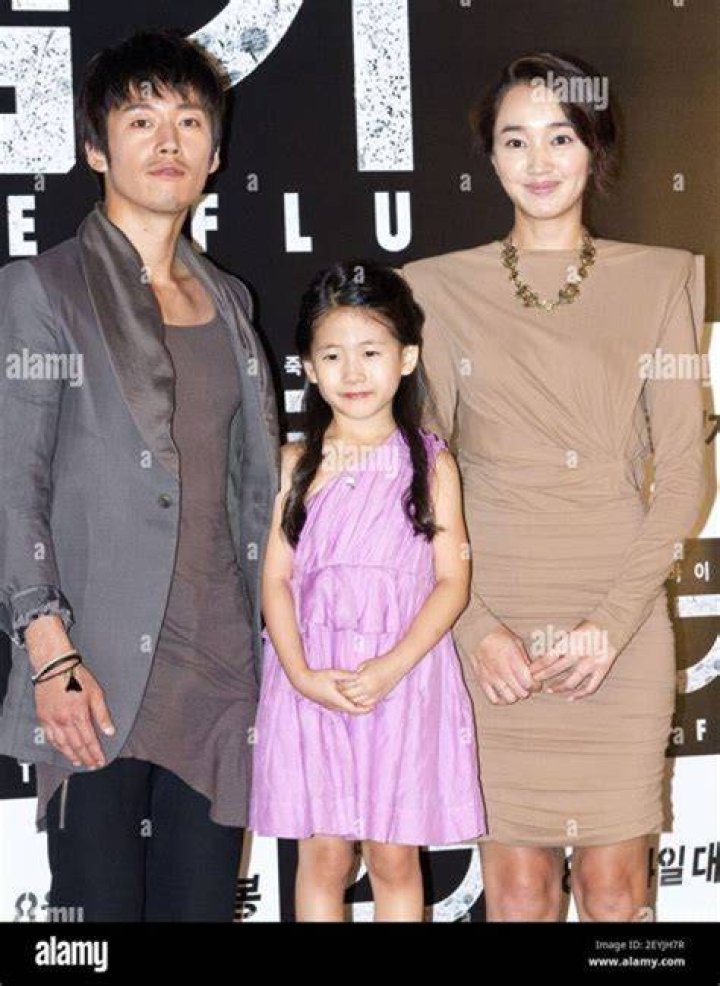 Jang Hyuk and Kim Yeo Jin with Their Family