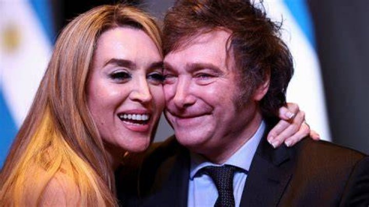 Javier Milei y su novia Daniela presentaci&oacute;n oficial en alfombra roja