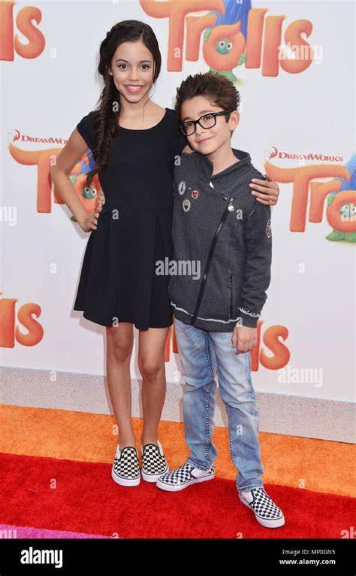 Jenna Ortega und Bruder Roten Teppich Veranstaltung Stockfotos und