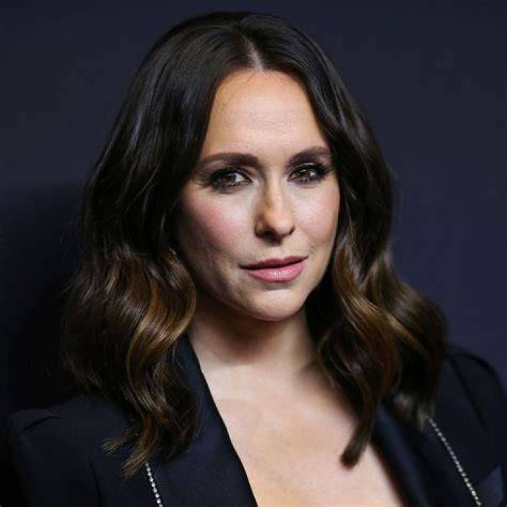 Jennifer Love Hewitt beams in a curvehugging beige dress Daily Mail