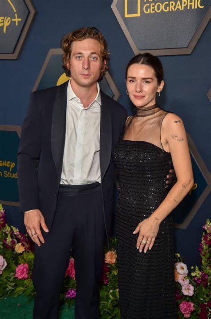 Jeremy Allen White Addison Timlin Expecting Their Fir vrogue.co