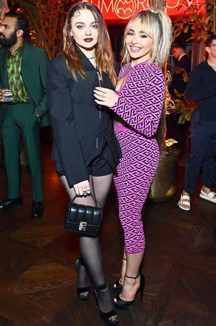 Joey King e Sabrina Carpenter usaram lookinhos confortáveis combinando
