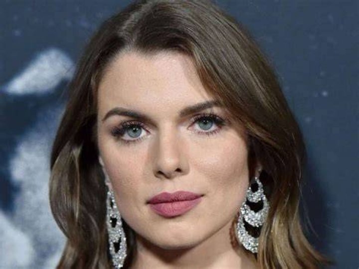 Julia Fox Biography, Wiki, Net Worth, Height, Weight, Age, Husband