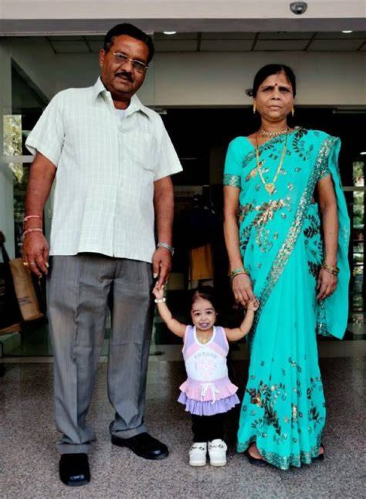 Jyoti Amge With Father, Mother, Brother, Sister & Friends YouTube