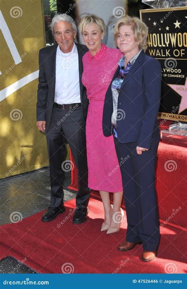 Kaley Cuoco & parents editorial image. Image of walk 174407385