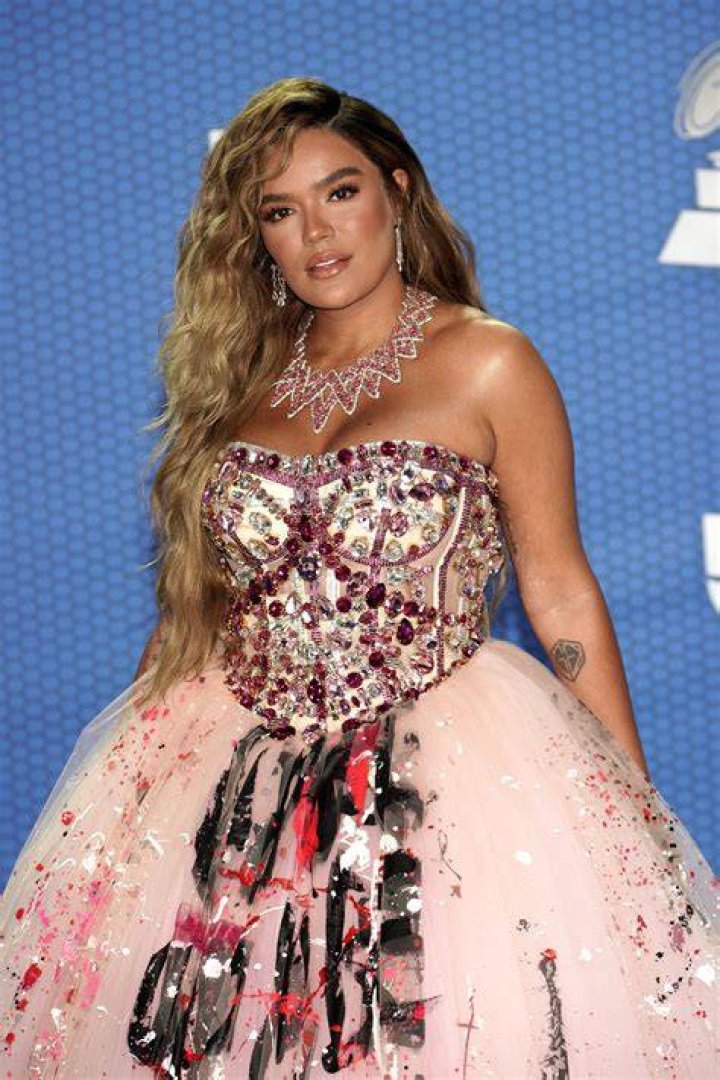 Karol G lleva el look de quincea&ntilde;era a otro nivel en los Latin Grammy