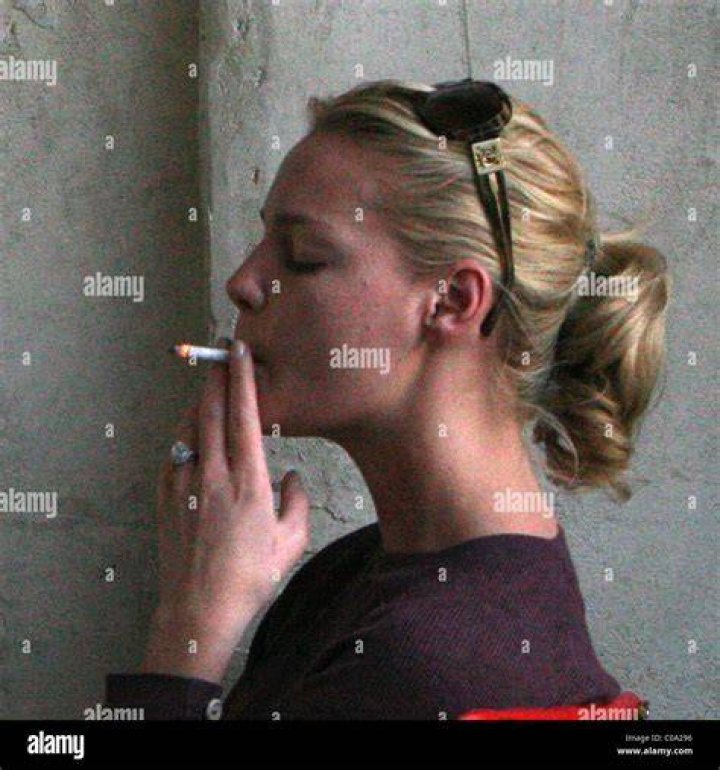 Katherine Heigl while smoking Katherine Heigl Photos FanPhobia