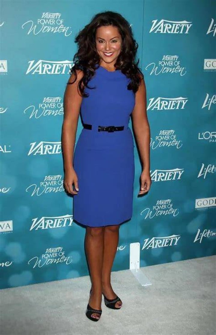 Katy Mixon Hot & Sexy Bikini Photos, Images and Videos