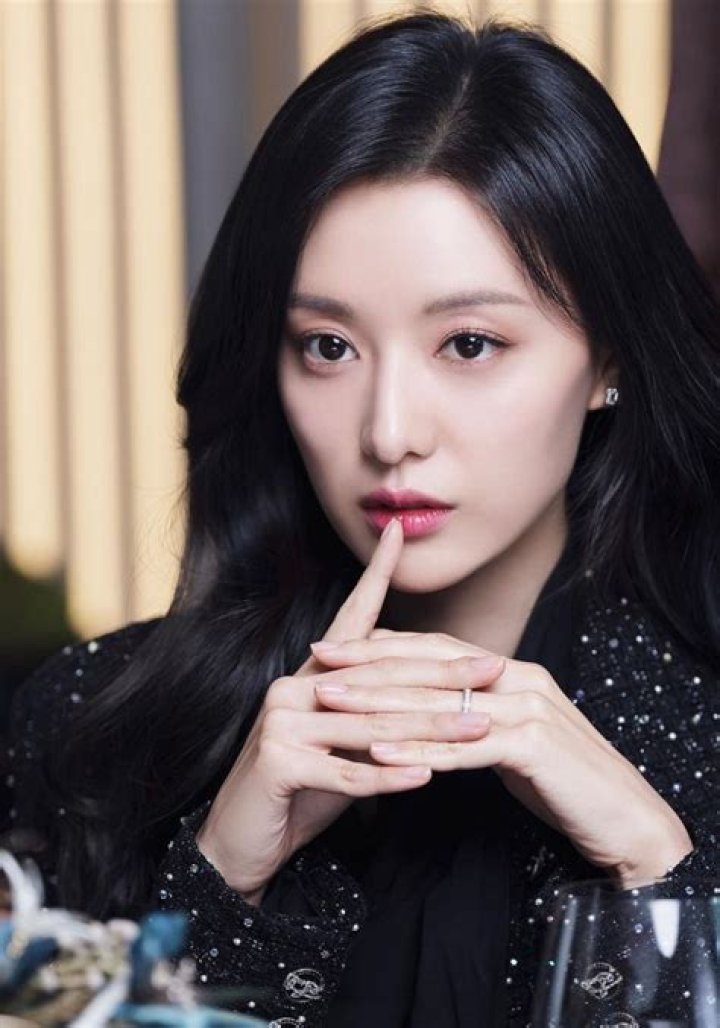 Kim Ji Won Dances A Little In The Making Of &lsquo;K'hawah' CF! +2 Clips And