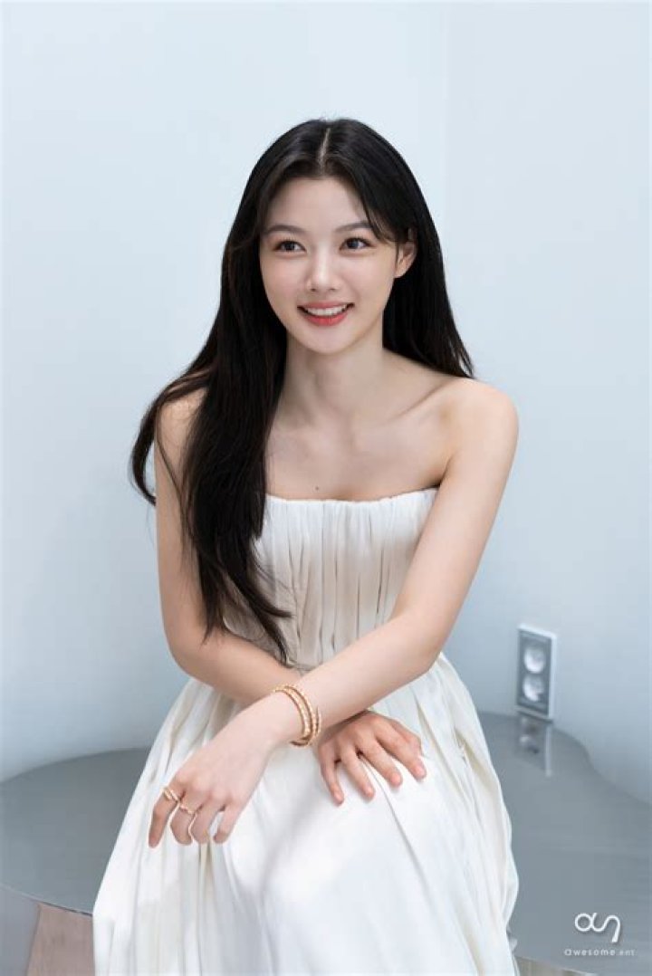 Kim Yoojung Height, Weight, Age, Family, Facts, Education, Biography