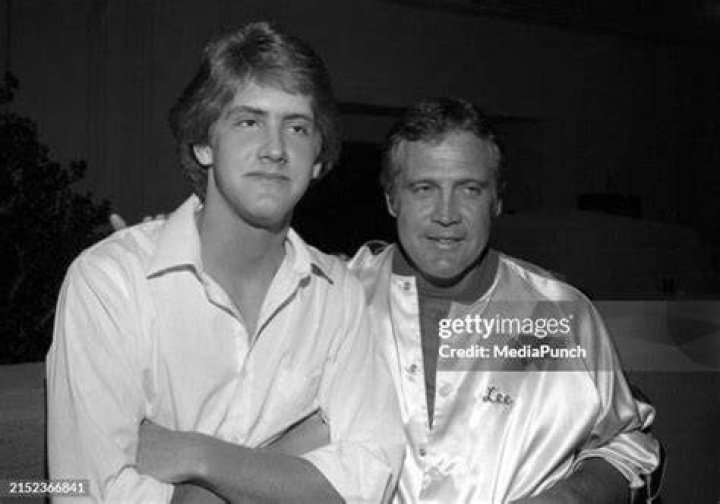 Lee Majors and Lee Jr. Lee majors, Old hollywood actors, Men tv