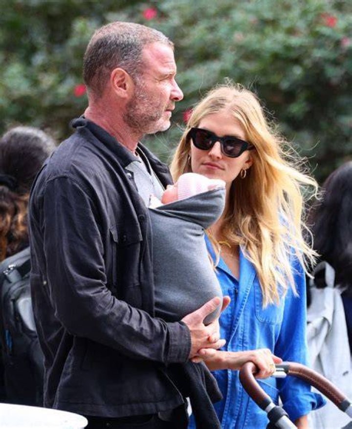 Liev Schreiber y su hija Kai Schreiber asisten al estreno mundial de la