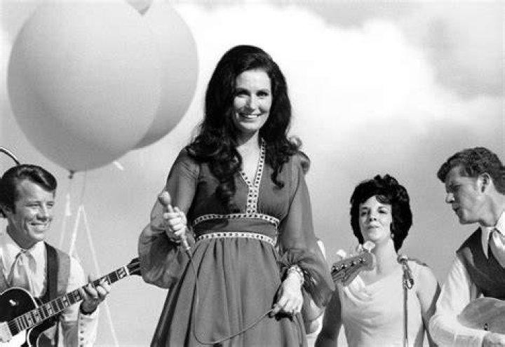 Loretta Lynn, 'Coal Miner's Daughter' Singer Dead at 90 in 2022