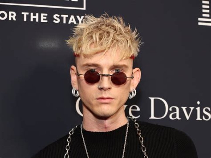 Machine Gun Kelly Brings 12YearOld Daughter to the 2021 AMAs