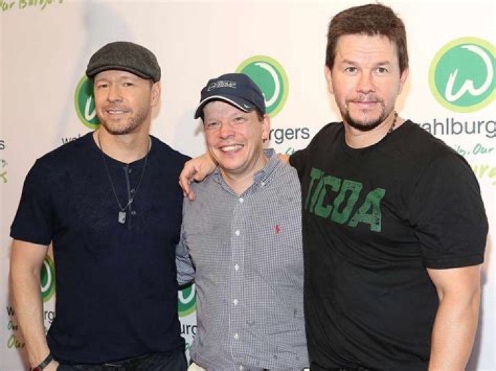 Mark Wahlberg bands with "Lone Survivor" costars at N.Y. premiere