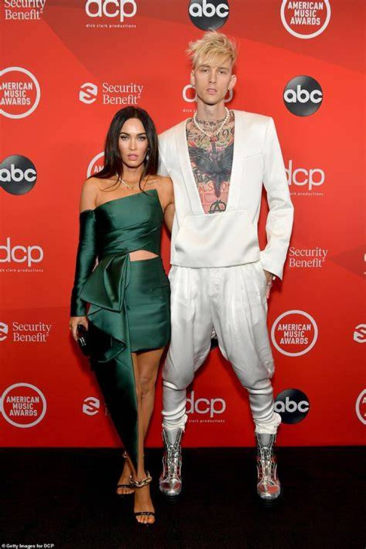 Megan Fox, MGK Red Carpet Video Actress Dodges Fiance&rsquo;s Kiss