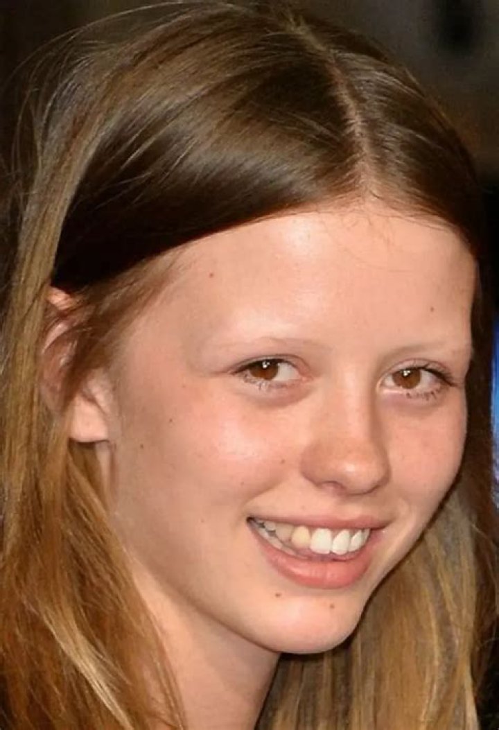 Mia Goth Eyebrows Liqurus