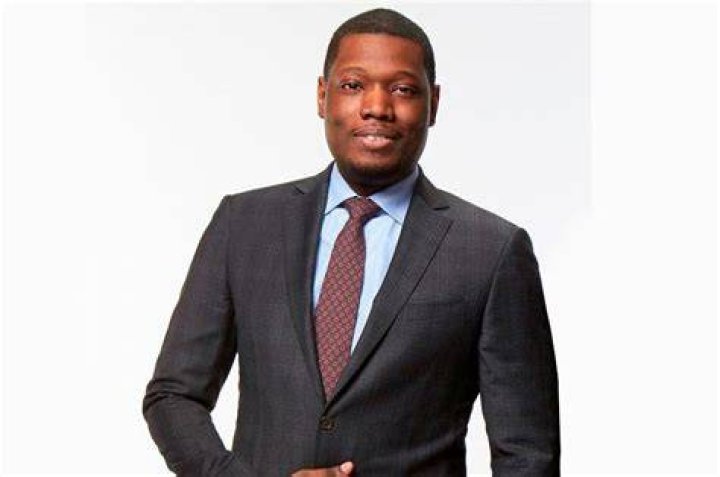 Michael Che 2018 dating, net worth, tattoos, smoking & body facts Taddlr