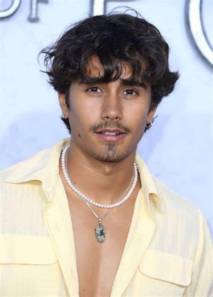 Michael Cimino brilha como 'Eu Nunca' Bad Boy Ethan Morales FLOPOU!