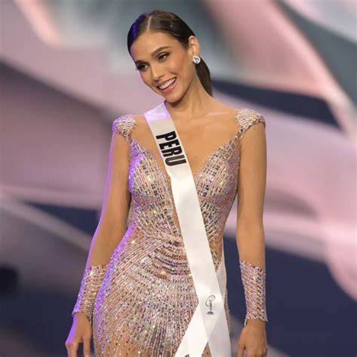 Miss Universe Peru 2021 in Maritza Mendoza Studio Estilo mujer