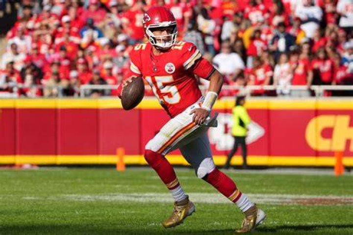 NFL Mahomes, Chiefs dealing with snow in Denver
