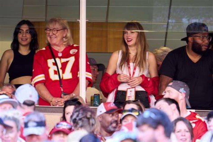 O lado fam&iacute;lia de Taylor Hawkins filho seguia passos do pai na bateria