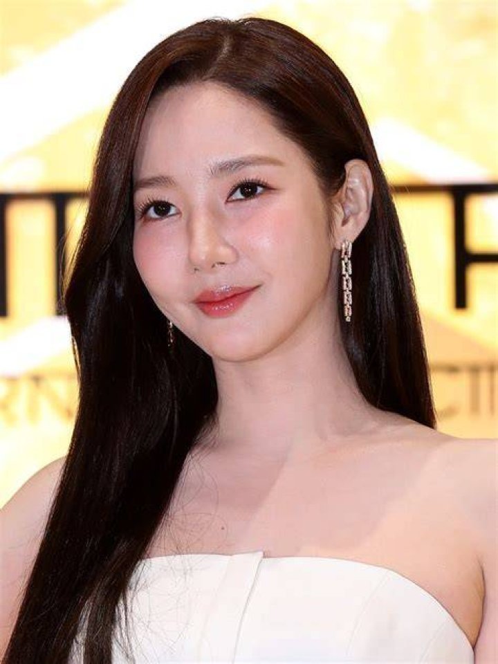 Park Minyoung Height, Weight, Age, Boyfriend, Family, Facts, Biography