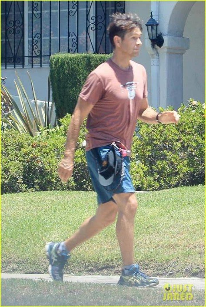 Photo antony starr outdoor workout 06 Photo 4465870 Just Jared