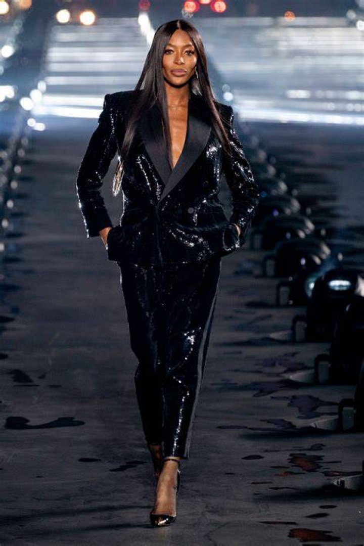 Photo naomi campbell walks in boss fashion show 25 Photo 4825916
