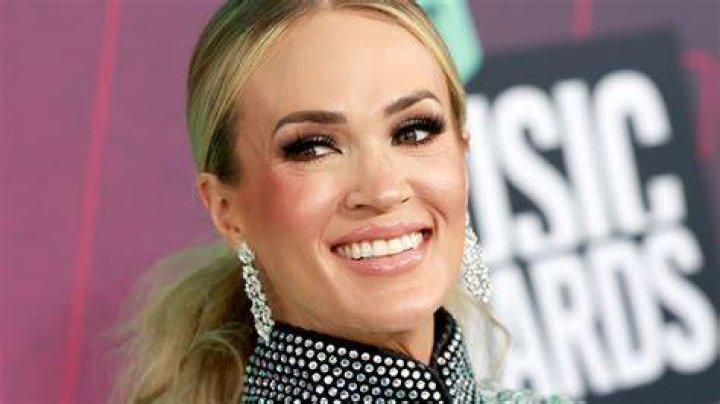 PHOTOS Carrie Underwood Gets Matching Tattoos With Her Mom And Sisters