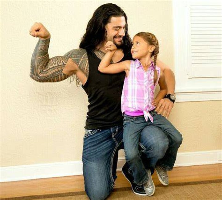 Roman Reigns & His Daughter Jojo Roman reigns smile, Roman reigns